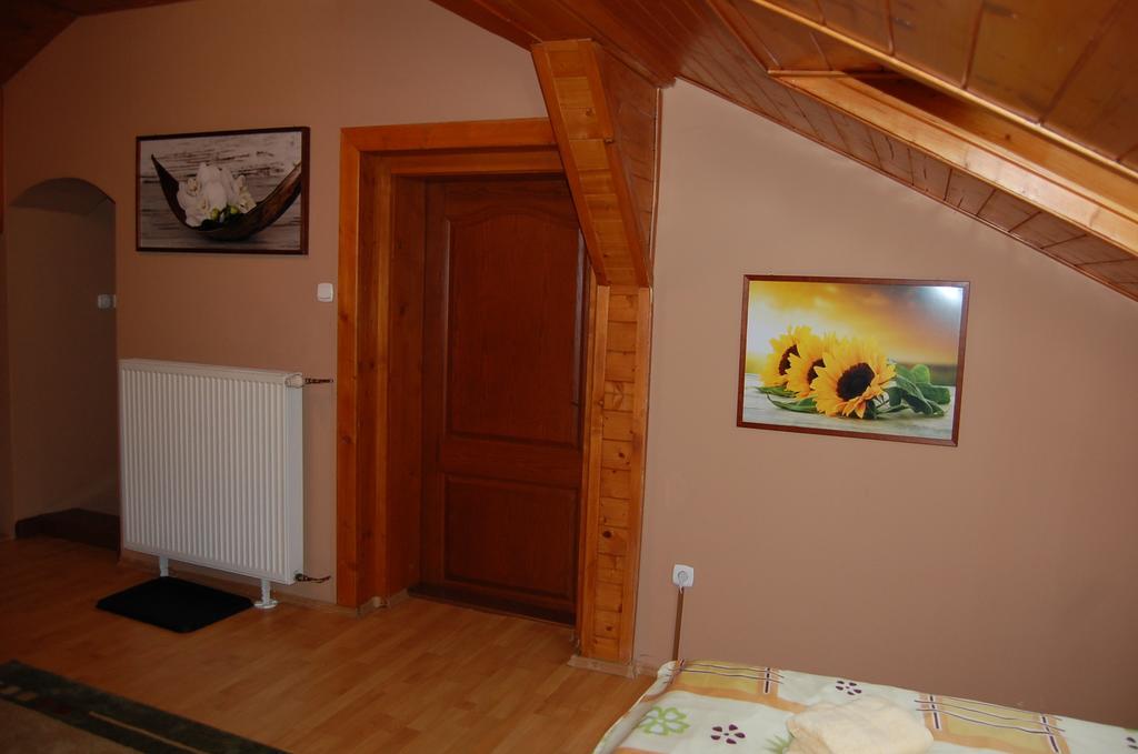 Penzion A Restaurace U Mamy Hotell Frýdek-Místek Rum bild